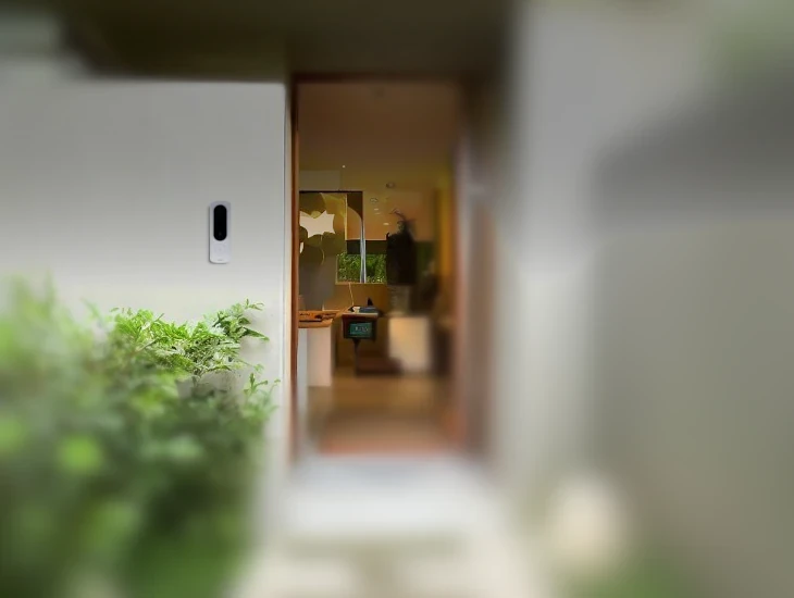 Imagen de un videoportero situado a la entrada de una vivienda, generada por IA, para enlazar con los videoporteros de nuestra tienda online